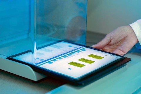 Laboratory evaluation in a laboratory for the control of hazardous substances