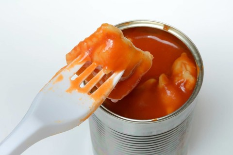 Ravioli in tin and plastic fork