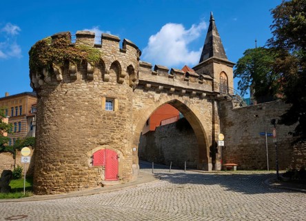 Crooked gate to the cathedral district
