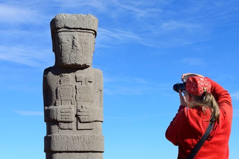 Woman photographing the Ponce Monolith