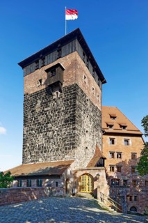 Left pentagonal tower with Franconian flag