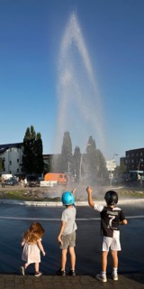 Children in front of the Monheim Geyser at the roundabout