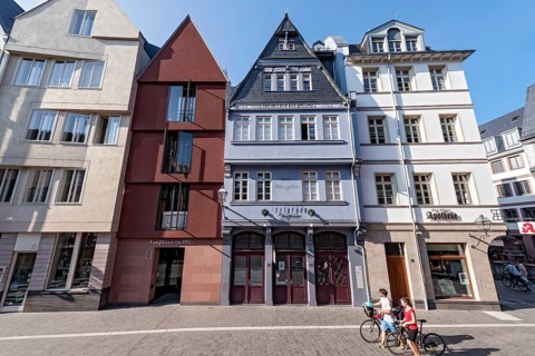 Modern and reconstructed town houses on the market Kroenungsweg