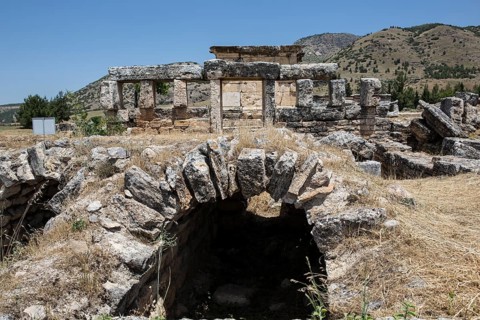 Ruins in the northern necropolis of Hierapoli