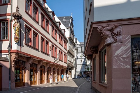 Reconstructed patrician residence Das Goldene Laemmchen and town houses with shops