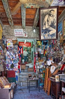 Small shop with picture Ernesto Che Guevara and vileen small photos