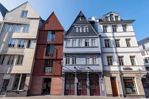 Modern and reconstructed town houses on the market Kroenungsweg