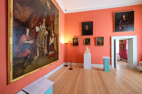 White bedchamber with the painting Elector Friedrich Wilhelm of Brandenburg and his family