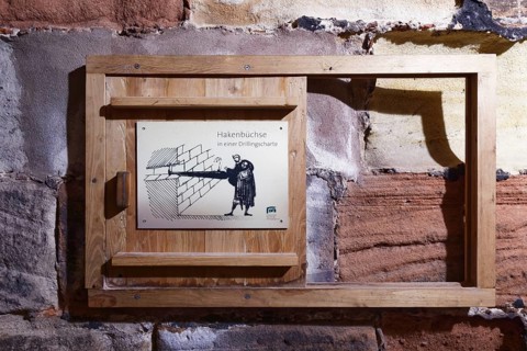 Lockable embrasure for hooked rifle in triple embrasure