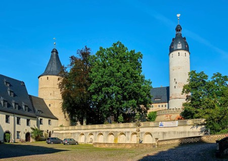 Castle courtyard with Hausmannsturm and bottle