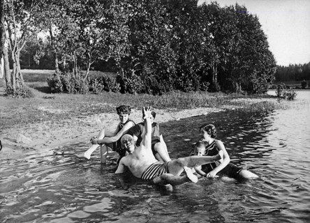 Bathing group at the Lake Ammer