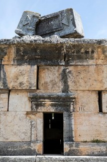 Ruins in the northern necropolis of Hierapoli