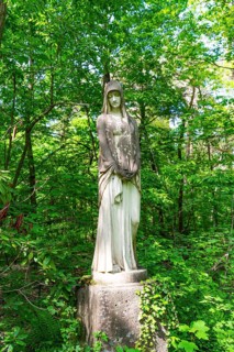 Grave sculpture