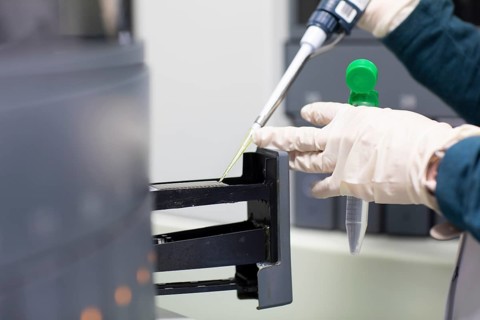 Sample processing with laboratory equipment in a histology laboratory