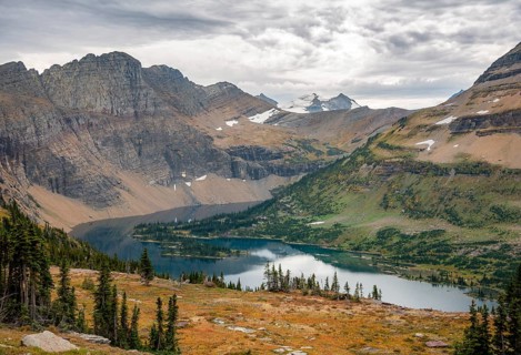 Hidden Lake with Bearhat Mountain in autumn