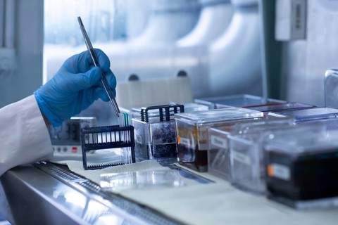 Sample processing with laboratory equipment in a histology laboratory