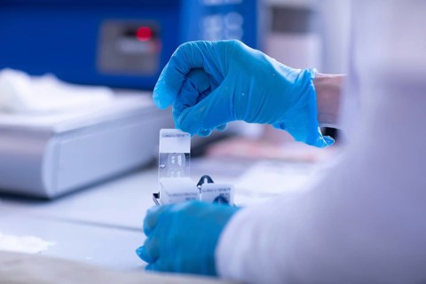 Processing of samples in a histology laboratory