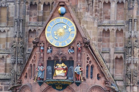 Figures from the Maennleinlaufen and tower clock at the Church of Our Lady