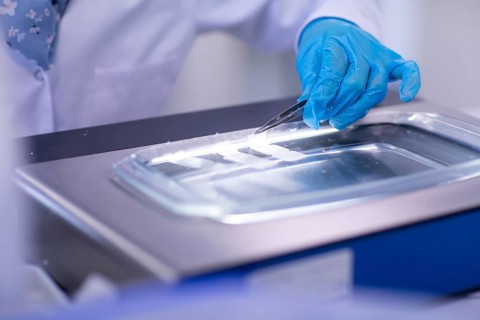 Sample processing with laboratory equipment in a histology laboratory