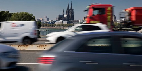 A lot of traffic on the Zoobruecke with the cathedral in the background