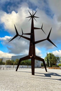 Modern sculpture Homem Sol