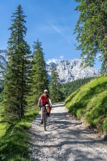 Mountain biker on the gravel path to the Schachenhaus
