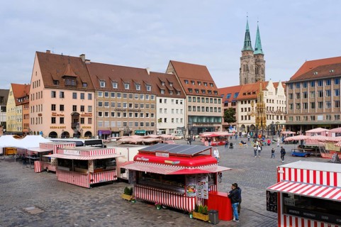 Market stalls at the main market with Schoener Brunnen and St. Sebaldus Church