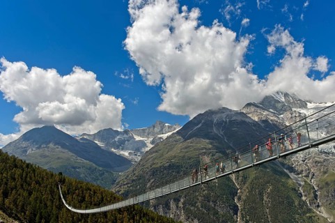 Hikers crossing the Charles Kuonen suspension bridge
