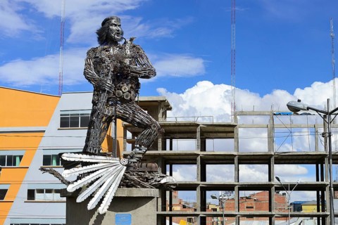 Ernesto Che Guevara as a statue made of engine parts