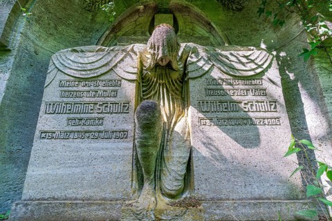 Grave sculpture