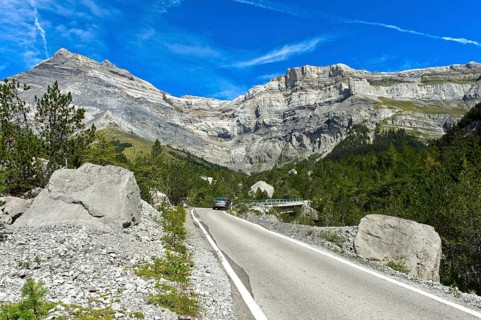 Derborence valley basin with access road