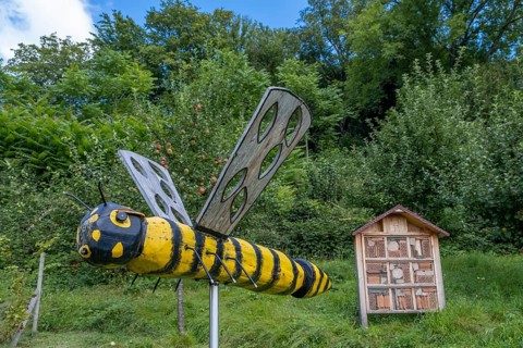 Wooden bee figure in the Ronkarz garden