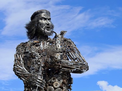 Ernesto Che Guevara as a statue made of engine parts