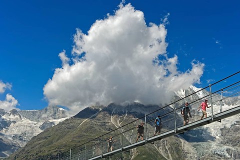 Hikers crossing the Charles Kuonen suspension bridge