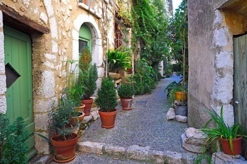 Cosy alleys and squares