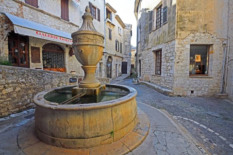 Cosy alleys and squares