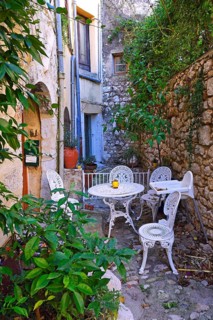 Cosy alleys and squares