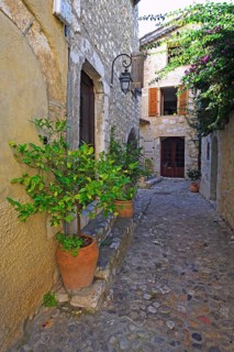 Cosy alleys and squares