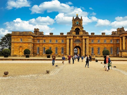 Blenheim Palace with visitors