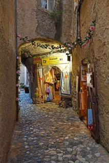 Cosy alleys and squares