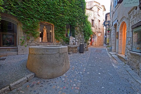 Cosy alleys and squares