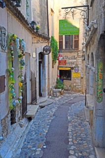 Cosy alleys and squares