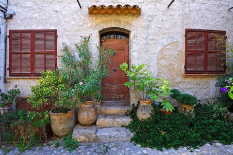 Cosy alleys and squares