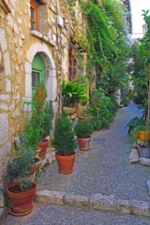 Cosy alleys and squares