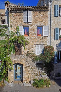 Cosy alleys and squares