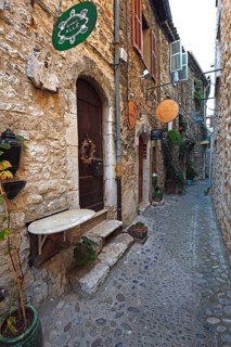 Cosy alleys and squares