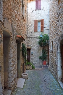 Cosy alleys and squares