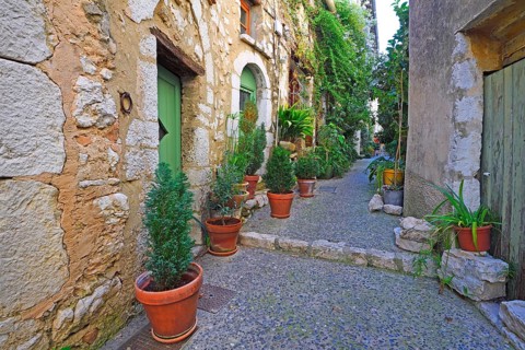 Cosy alleys and squares