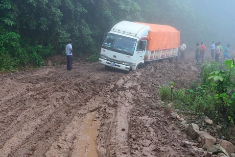 Truck stuck in mud on Ruta 3 in fog
