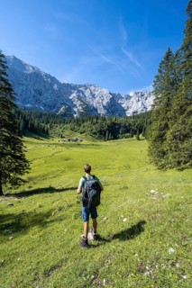 Hikers on the way to the Schachenhaus